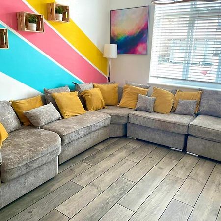 Massive New 8 Bedroom House Sleeps Up To 21 - Accepts Groups - Great Location - Free Parking - Fast Wifi - Smart Tvs - Sleeps Up To 21 People - Close To Bournemouth & Poole Town Centre & Sandbanks Buitenkant foto