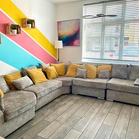 Massive New 8 Bedroom House Sleeps Up To 21 - Accepts Groups - Great Location - Free Parking - Fast Wifi - Smart Tvs - Sleeps Up To 21 People - Close To Bournemouth & Poole Town Centre & Sandbanks Buitenkant foto