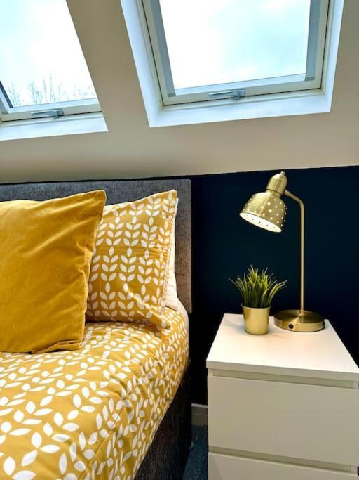 Massive New 8 Bedroom House Sleeps Up To 21 - Accepts Groups - Great Location - Free Parking - Fast Wifi - Smart Tvs - Sleeps Up To 21 People - Close To Bournemouth & Poole Town Centre & Sandbanks Buitenkant foto