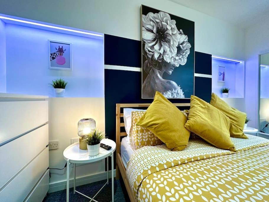 Massive New 8 Bedroom House Sleeps Up To 21 - Accepts Groups - Great Location - Free Parking - Fast Wifi - Smart Tvs - Sleeps Up To 21 People - Close To Bournemouth & Poole Town Centre & Sandbanks Buitenkant foto