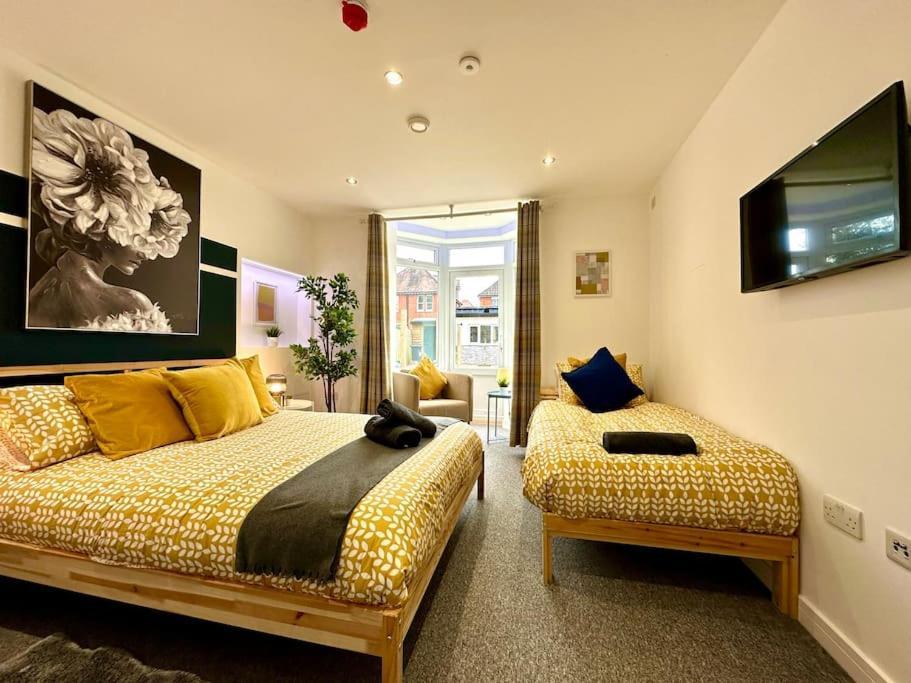 Massive New 8 Bedroom House Sleeps Up To 21 - Accepts Groups - Great Location - Free Parking - Fast Wifi - Smart Tvs - Sleeps Up To 21 People - Close To Bournemouth & Poole Town Centre & Sandbanks Buitenkant foto