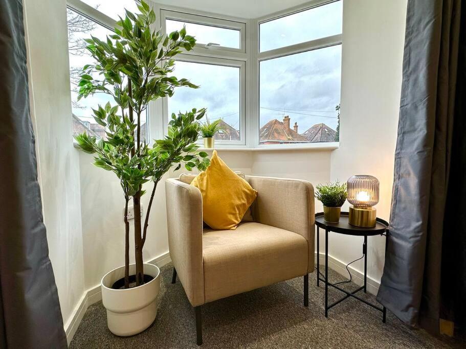 Massive New 8 Bedroom House Sleeps Up To 21 - Accepts Groups - Great Location - Free Parking - Fast Wifi - Smart Tvs - Sleeps Up To 21 People - Close To Bournemouth & Poole Town Centre & Sandbanks Buitenkant foto