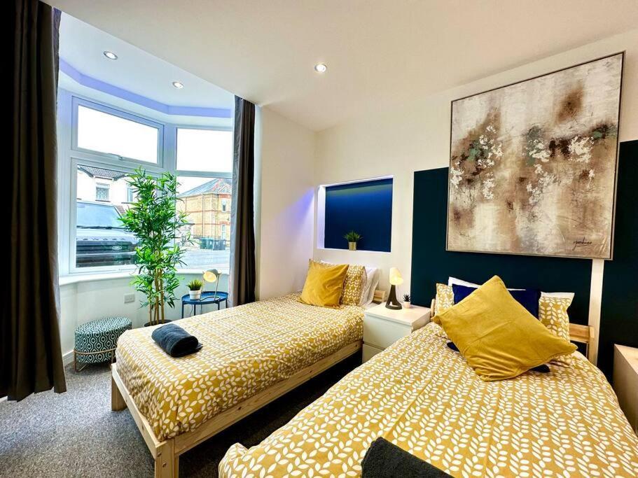 Massive New 8 Bedroom House Sleeps Up To 21 - Accepts Groups - Great Location - Free Parking - Fast Wifi - Smart Tvs - Sleeps Up To 21 People - Close To Bournemouth & Poole Town Centre & Sandbanks Buitenkant foto
