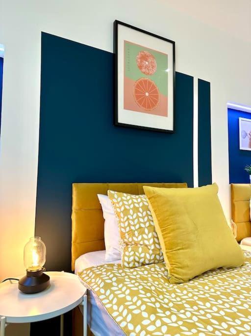 Massive New 8 Bedroom House Sleeps Up To 21 - Accepts Groups - Great Location - Free Parking - Fast Wifi - Smart Tvs - Sleeps Up To 21 People - Close To Bournemouth & Poole Town Centre & Sandbanks Buitenkant foto