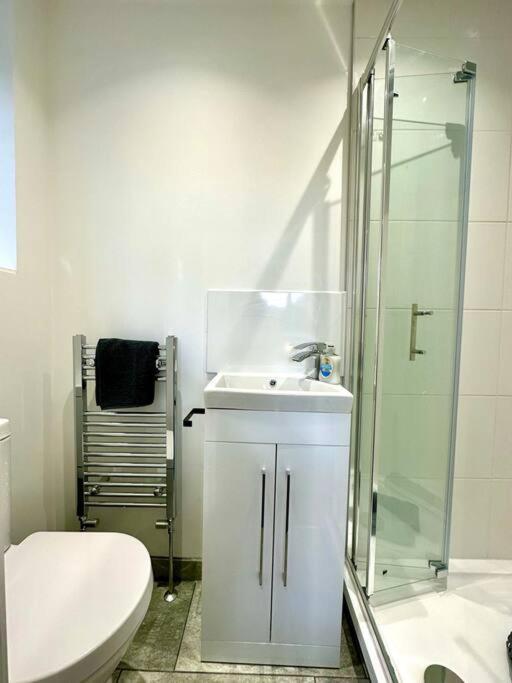 Massive New 8 Bedroom House Sleeps Up To 21 - Accepts Groups - Great Location - Free Parking - Fast Wifi - Smart Tvs - Sleeps Up To 21 People - Close To Bournemouth & Poole Town Centre & Sandbanks Buitenkant foto