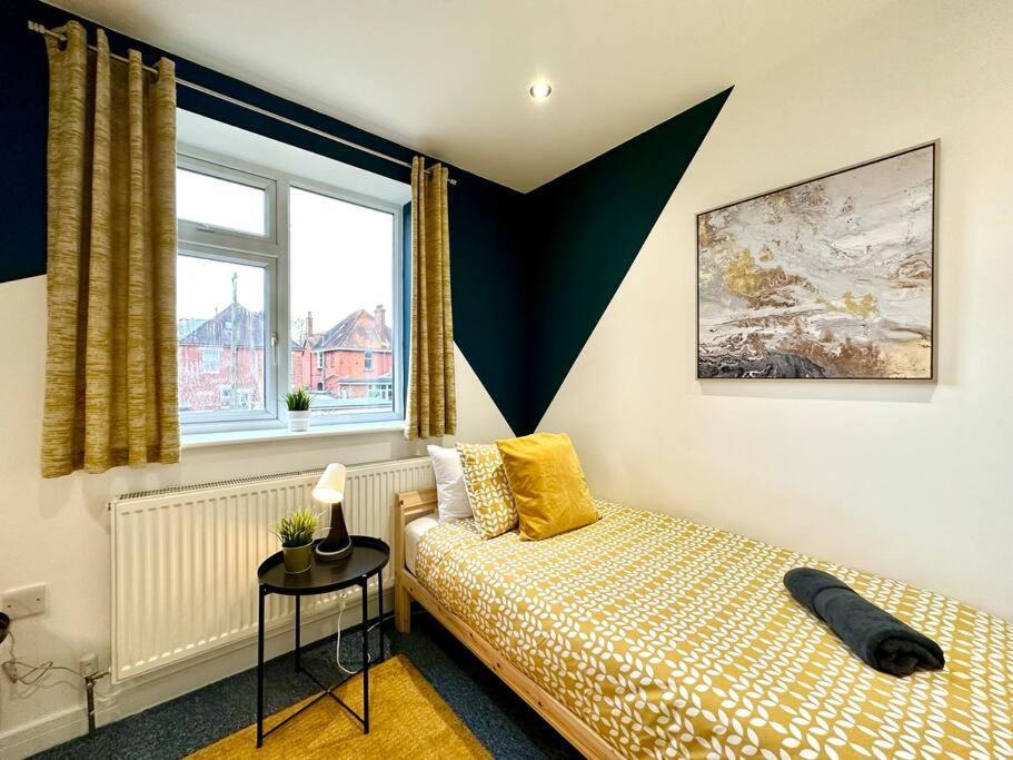 Massive New 8 Bedroom House Sleeps Up To 21 - Accepts Groups - Great Location - Free Parking - Fast Wifi - Smart Tvs - Sleeps Up To 21 People - Close To Bournemouth & Poole Town Centre & Sandbanks Buitenkant foto