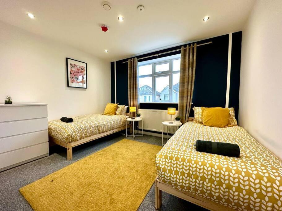 Massive New 8 Bedroom House Sleeps Up To 21 - Accepts Groups - Great Location - Free Parking - Fast Wifi - Smart Tvs - Sleeps Up To 21 People - Close To Bournemouth & Poole Town Centre & Sandbanks Buitenkant foto