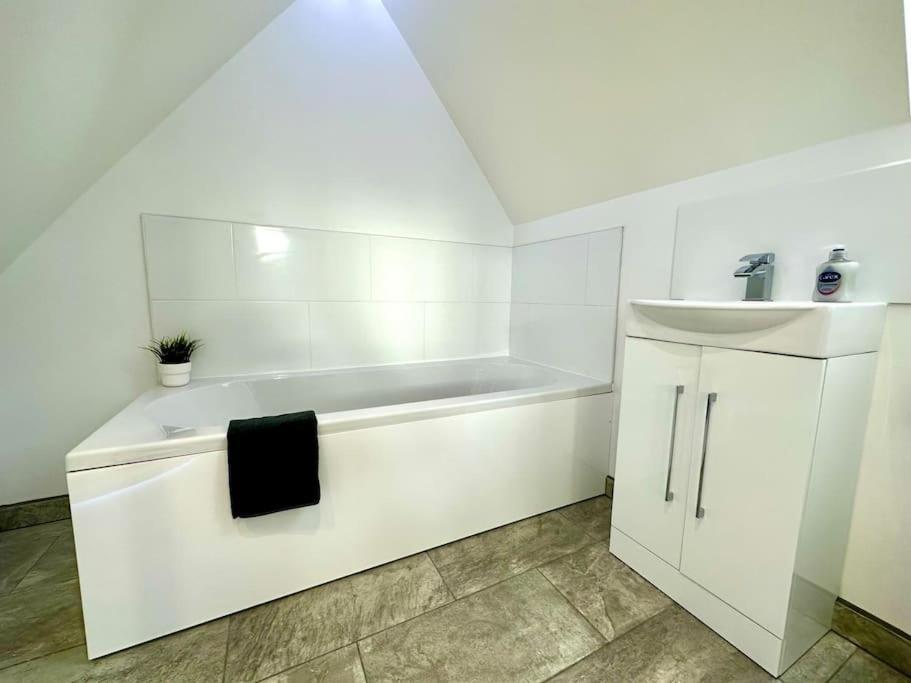 Massive New 8 Bedroom House Sleeps Up To 21 - Accepts Groups - Great Location - Free Parking - Fast Wifi - Smart Tvs - Sleeps Up To 21 People - Close To Bournemouth & Poole Town Centre & Sandbanks Buitenkant foto