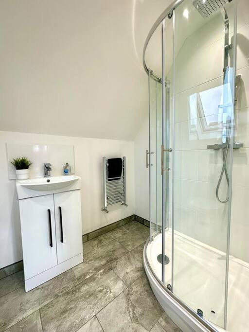 Massive New 8 Bedroom House Sleeps Up To 21 - Accepts Groups - Great Location - Free Parking - Fast Wifi - Smart Tvs - Sleeps Up To 21 People - Close To Bournemouth & Poole Town Centre & Sandbanks Buitenkant foto