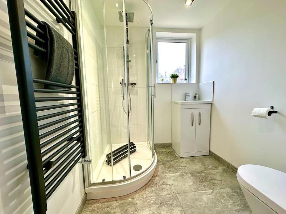 Massive New 8 Bedroom House Sleeps Up To 21 - Accepts Groups - Great Location - Free Parking - Fast Wifi - Smart Tvs - Sleeps Up To 21 People - Close To Bournemouth & Poole Town Centre & Sandbanks Buitenkant foto