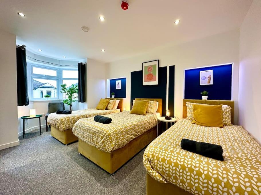 Massive New 8 Bedroom House Sleeps Up To 21 - Accepts Groups - Great Location - Free Parking - Fast Wifi - Smart Tvs - Sleeps Up To 21 People - Close To Bournemouth & Poole Town Centre & Sandbanks Buitenkant foto