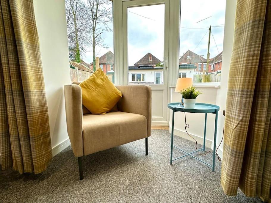 Massive New 8 Bedroom House Sleeps Up To 21 - Accepts Groups - Great Location - Free Parking - Fast Wifi - Smart Tvs - Sleeps Up To 21 People - Close To Bournemouth & Poole Town Centre & Sandbanks Buitenkant foto