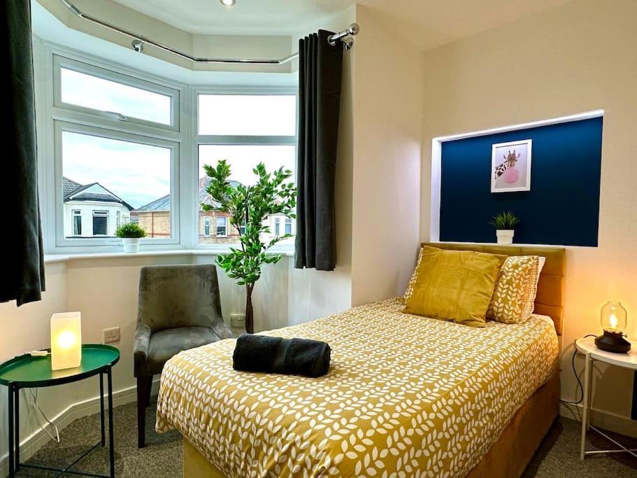 Massive New 8 Bedroom House Sleeps Up To 21 - Accepts Groups - Great Location - Free Parking - Fast Wifi - Smart Tvs - Sleeps Up To 21 People - Close To Bournemouth & Poole Town Centre & Sandbanks Buitenkant foto