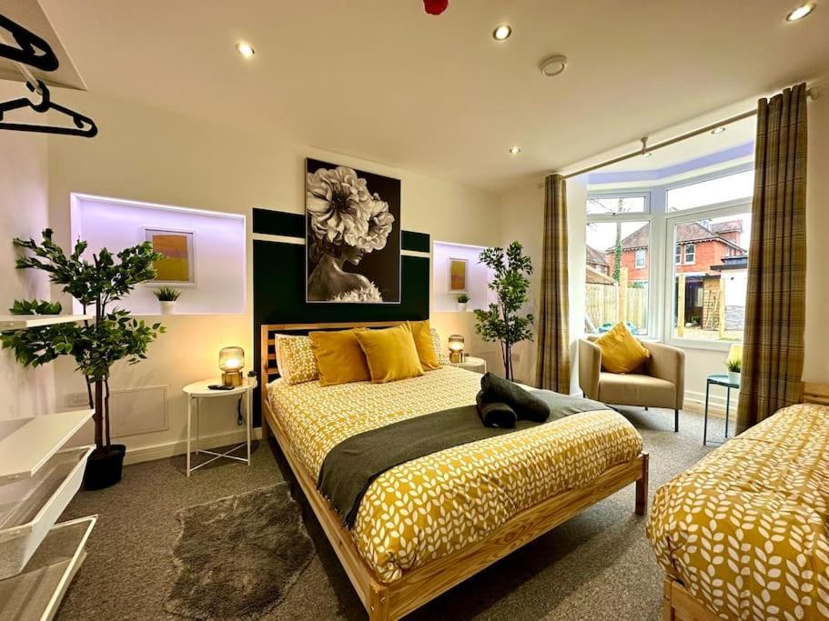 Massive New 8 Bedroom House Sleeps Up To 21 - Accepts Groups - Great Location - Free Parking - Fast Wifi - Smart Tvs - Sleeps Up To 21 People - Close To Bournemouth & Poole Town Centre & Sandbanks Buitenkant foto