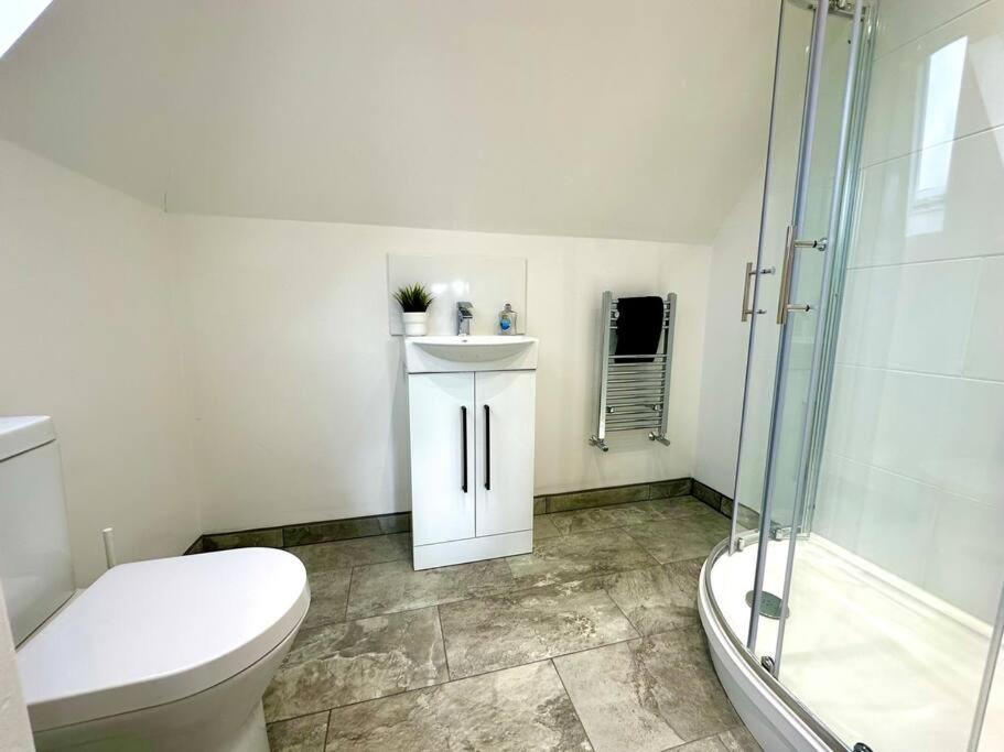 Massive New 8 Bedroom House Sleeps Up To 21 - Accepts Groups - Great Location - Free Parking - Fast Wifi - Smart Tvs - Sleeps Up To 21 People - Close To Bournemouth & Poole Town Centre & Sandbanks Buitenkant foto
