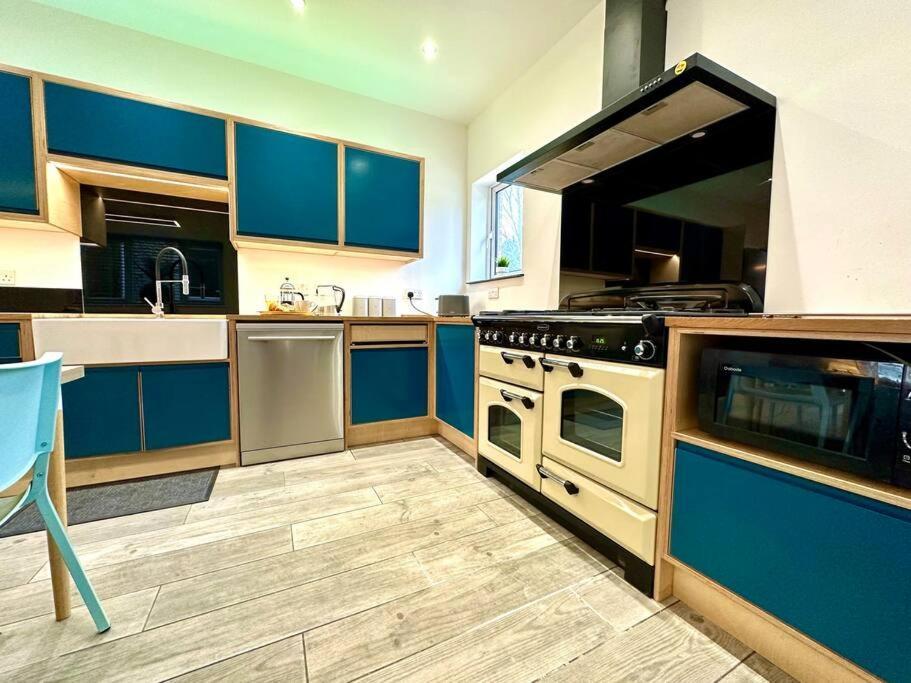 Massive New 8 Bedroom House Sleeps Up To 21 - Accepts Groups - Great Location - Free Parking - Fast Wifi - Smart Tvs - Sleeps Up To 21 People - Close To Bournemouth & Poole Town Centre & Sandbanks Buitenkant foto