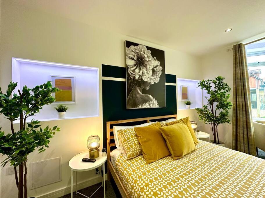 Massive New 8 Bedroom House Sleeps Up To 21 - Accepts Groups - Great Location - Free Parking - Fast Wifi - Smart Tvs - Sleeps Up To 21 People - Close To Bournemouth & Poole Town Centre & Sandbanks Buitenkant foto
