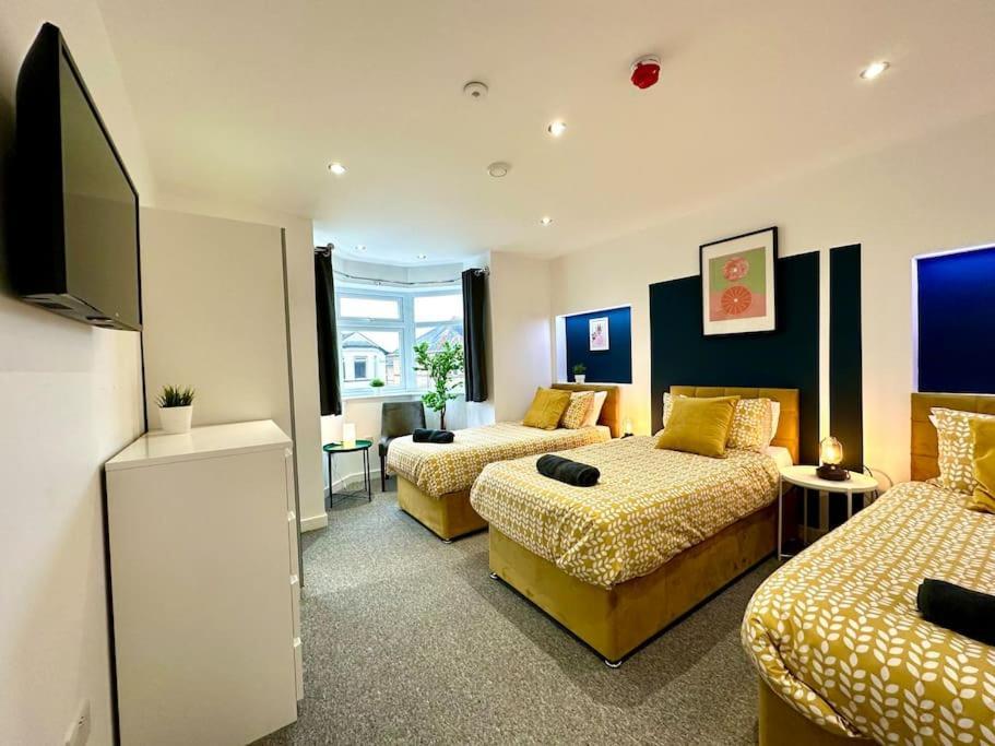 Massive New 8 Bedroom House Sleeps Up To 21 - Accepts Groups - Great Location - Free Parking - Fast Wifi - Smart Tvs - Sleeps Up To 21 People - Close To Bournemouth & Poole Town Centre & Sandbanks Buitenkant foto