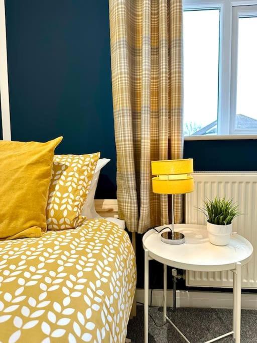 Massive New 8 Bedroom House Sleeps Up To 21 - Accepts Groups - Great Location - Free Parking - Fast Wifi - Smart Tvs - Sleeps Up To 21 People - Close To Bournemouth & Poole Town Centre & Sandbanks Buitenkant foto