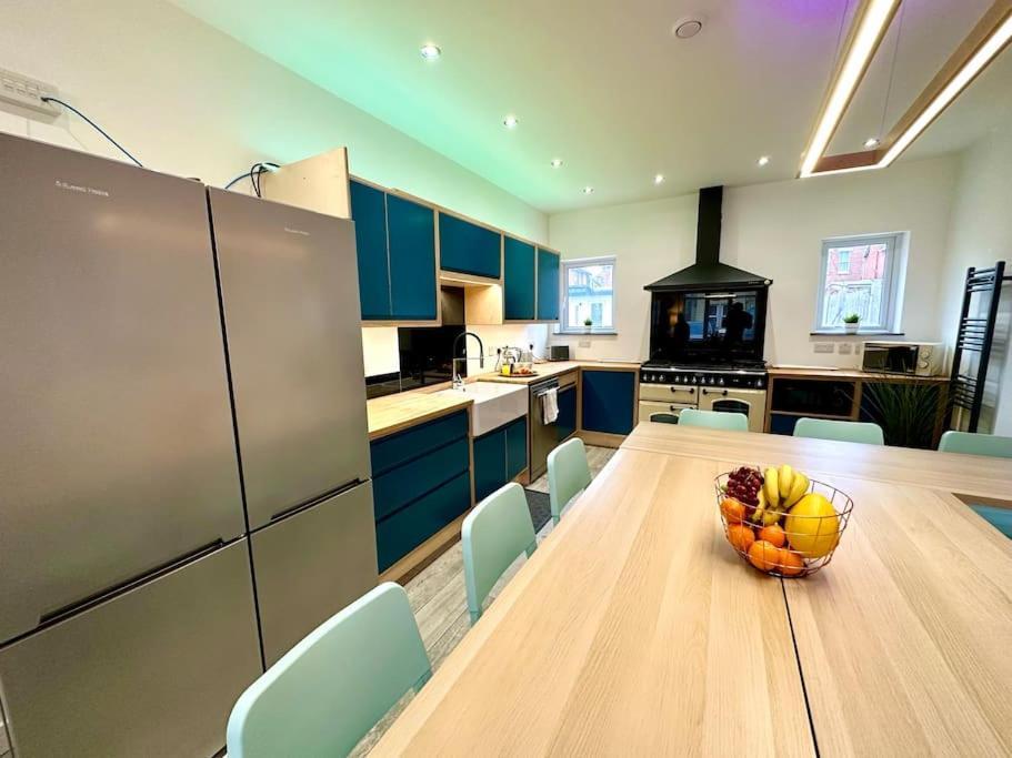 Massive New 8 Bedroom House Sleeps Up To 21 - Accepts Groups - Great Location - Free Parking - Fast Wifi - Smart Tvs - Sleeps Up To 21 People - Close To Bournemouth & Poole Town Centre & Sandbanks Buitenkant foto