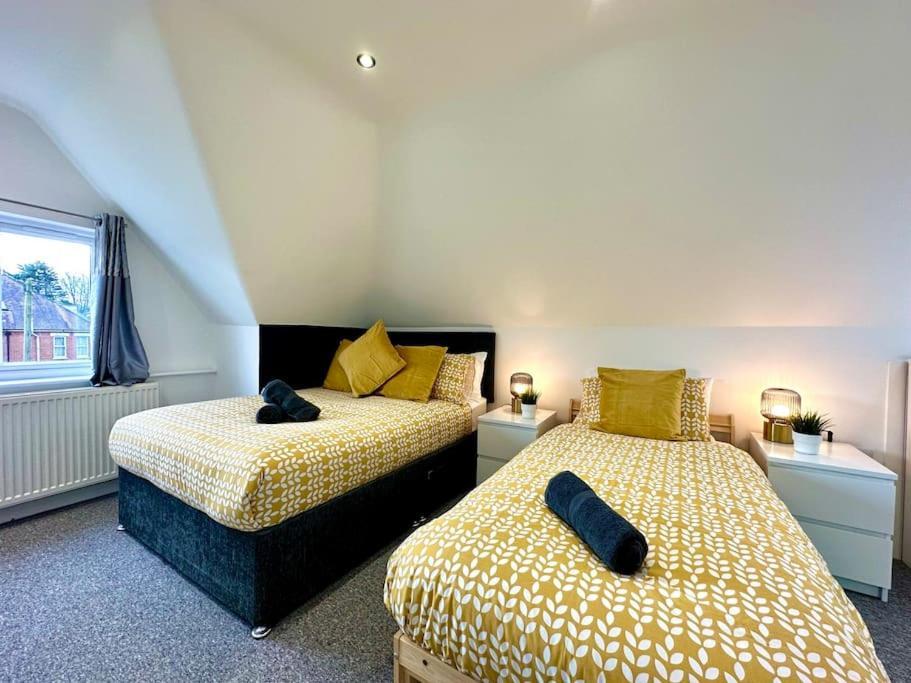 Massive New 8 Bedroom House Sleeps Up To 21 - Accepts Groups - Great Location - Free Parking - Fast Wifi - Smart Tvs - Sleeps Up To 21 People - Close To Bournemouth & Poole Town Centre & Sandbanks Buitenkant foto