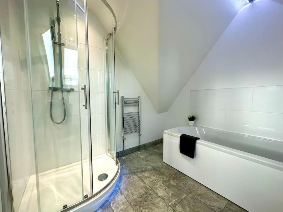 Massive New 8 Bedroom House Sleeps Up To 21 - Accepts Groups - Great Location - Free Parking - Fast Wifi - Smart Tvs - Sleeps Up To 21 People - Close To Bournemouth & Poole Town Centre & Sandbanks Buitenkant foto