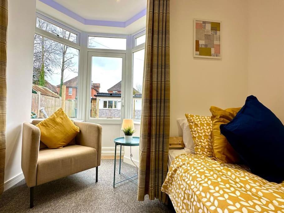 Massive New 8 Bedroom House Sleeps Up To 21 - Accepts Groups - Great Location - Free Parking - Fast Wifi - Smart Tvs - Sleeps Up To 21 People - Close To Bournemouth & Poole Town Centre & Sandbanks Buitenkant foto