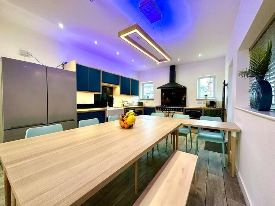 Massive New 8 Bedroom House Sleeps Up To 21 - Accepts Groups - Great Location - Free Parking - Fast Wifi - Smart Tvs - Sleeps Up To 21 People - Close To Bournemouth & Poole Town Centre & Sandbanks Buitenkant foto