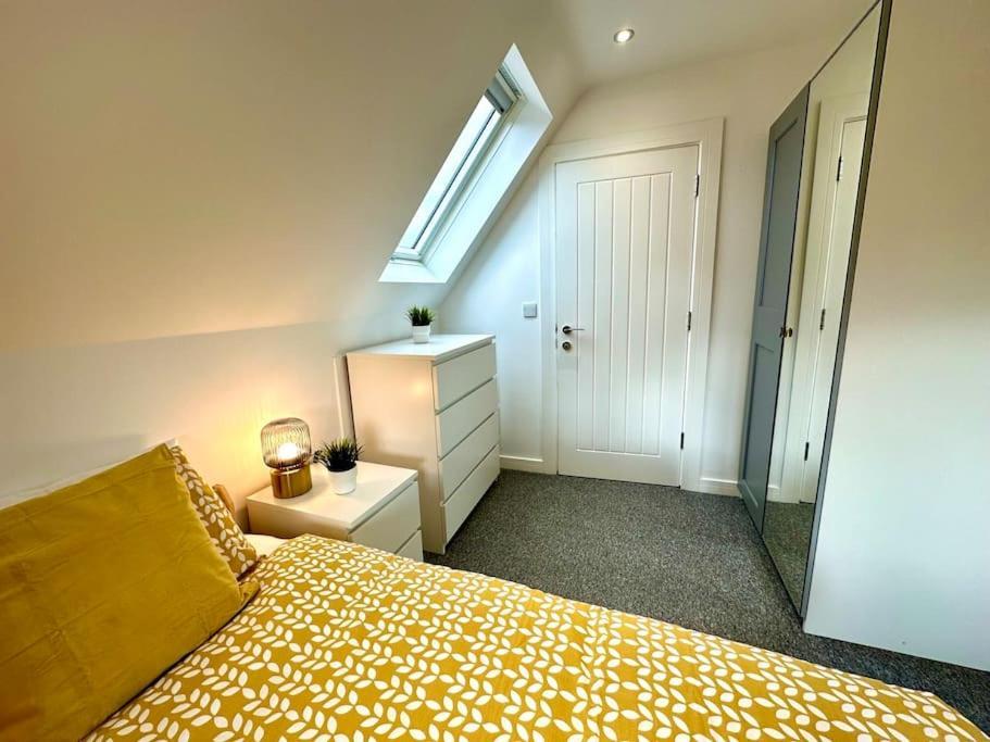 Massive New 8 Bedroom House Sleeps Up To 21 - Accepts Groups - Great Location - Free Parking - Fast Wifi - Smart Tvs - Sleeps Up To 21 People - Close To Bournemouth & Poole Town Centre & Sandbanks Buitenkant foto