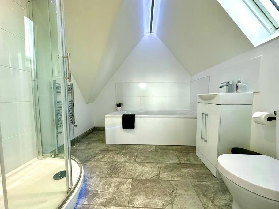 Massive New 8 Bedroom House Sleeps Up To 21 - Accepts Groups - Great Location - Free Parking - Fast Wifi - Smart Tvs - Sleeps Up To 21 People - Close To Bournemouth & Poole Town Centre & Sandbanks Buitenkant foto