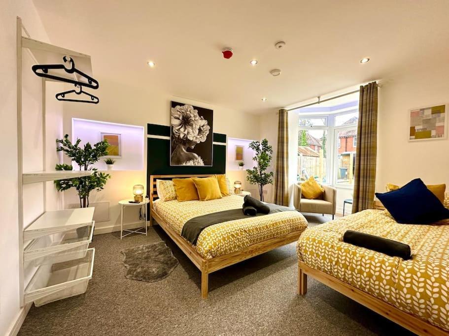 Massive New 8 Bedroom House Sleeps Up To 21 - Accepts Groups - Great Location - Free Parking - Fast Wifi - Smart Tvs - Sleeps Up To 21 People - Close To Bournemouth & Poole Town Centre & Sandbanks Buitenkant foto