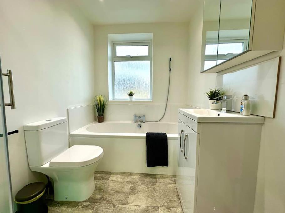 Massive New 8 Bedroom House Sleeps Up To 21 - Accepts Groups - Great Location - Free Parking - Fast Wifi - Smart Tvs - Sleeps Up To 21 People - Close To Bournemouth & Poole Town Centre & Sandbanks Buitenkant foto