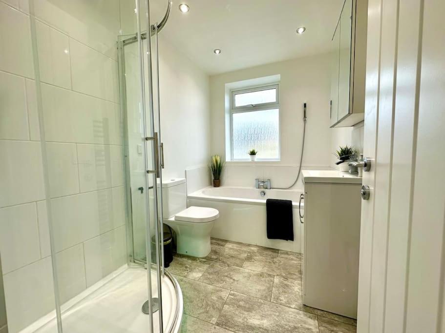 Massive New 8 Bedroom House Sleeps Up To 21 - Accepts Groups - Great Location - Free Parking - Fast Wifi - Smart Tvs - Sleeps Up To 21 People - Close To Bournemouth & Poole Town Centre & Sandbanks Buitenkant foto