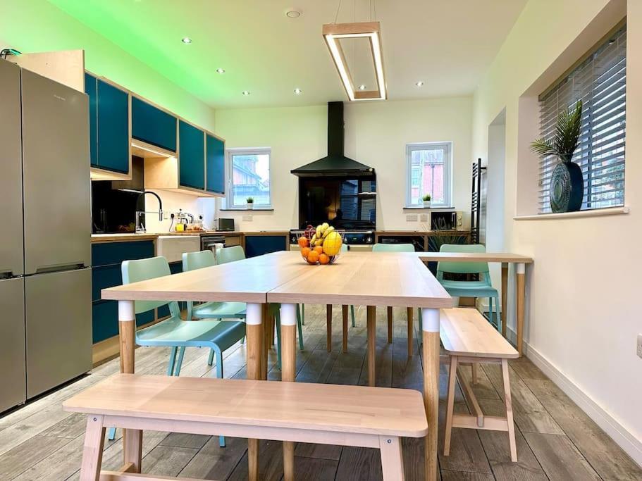 Massive New 8 Bedroom House Sleeps Up To 21 - Accepts Groups - Great Location - Free Parking - Fast Wifi - Smart Tvs - Sleeps Up To 21 People - Close To Bournemouth & Poole Town Centre & Sandbanks Buitenkant foto
