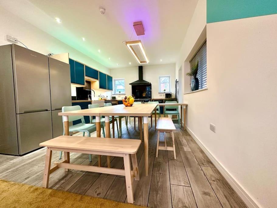 Massive New 8 Bedroom House Sleeps Up To 21 - Accepts Groups - Great Location - Free Parking - Fast Wifi - Smart Tvs - Sleeps Up To 21 People - Close To Bournemouth & Poole Town Centre & Sandbanks Buitenkant foto