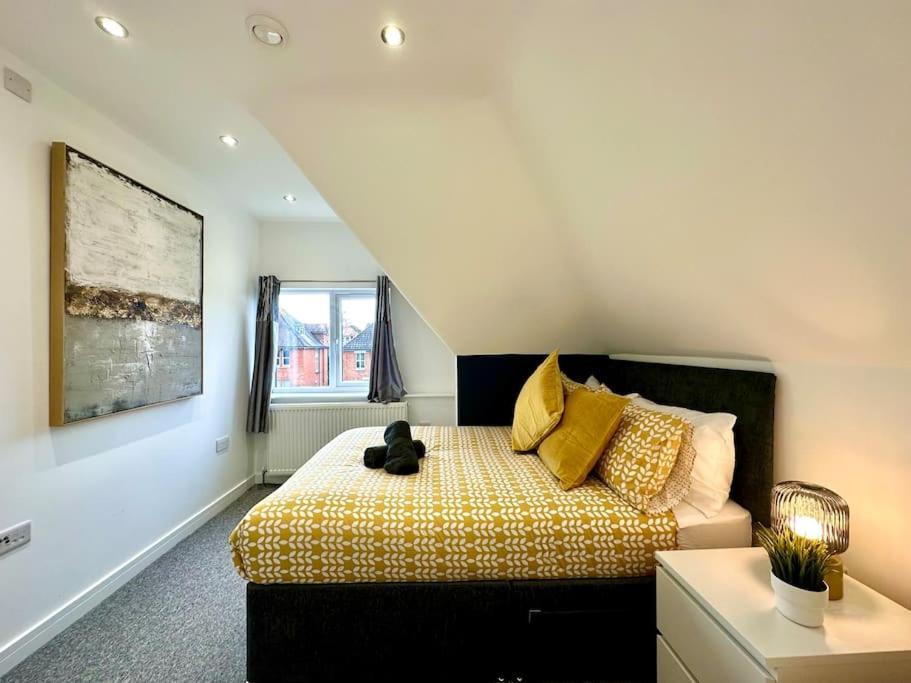 Massive New 8 Bedroom House Sleeps Up To 21 - Accepts Groups - Great Location - Free Parking - Fast Wifi - Smart Tvs - Sleeps Up To 21 People - Close To Bournemouth & Poole Town Centre & Sandbanks Buitenkant foto