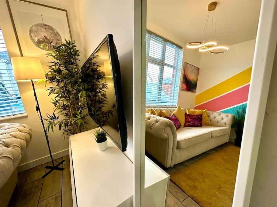 Massive New 8 Bedroom House Sleeps Up To 21 - Accepts Groups - Great Location - Free Parking - Fast Wifi - Smart Tvs - Sleeps Up To 21 People - Close To Bournemouth & Poole Town Centre & Sandbanks Buitenkant foto