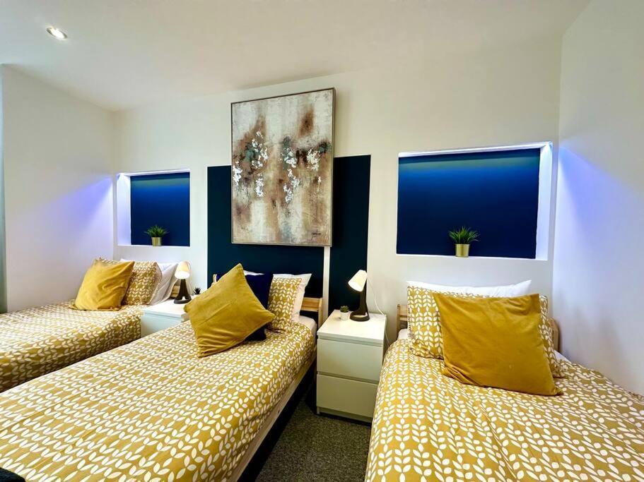 Massive New 8 Bedroom House Sleeps Up To 21 - Accepts Groups - Great Location - Free Parking - Fast Wifi - Smart Tvs - Sleeps Up To 21 People - Close To Bournemouth & Poole Town Centre & Sandbanks Buitenkant foto