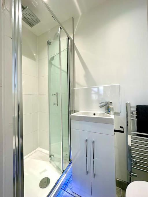 Massive New 8 Bedroom House Sleeps Up To 21 - Accepts Groups - Great Location - Free Parking - Fast Wifi - Smart Tvs - Sleeps Up To 21 People - Close To Bournemouth & Poole Town Centre & Sandbanks Buitenkant foto