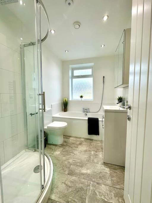 Massive New 8 Bedroom House Sleeps Up To 21 - Accepts Groups - Great Location - Free Parking - Fast Wifi - Smart Tvs - Sleeps Up To 21 People - Close To Bournemouth & Poole Town Centre & Sandbanks Buitenkant foto