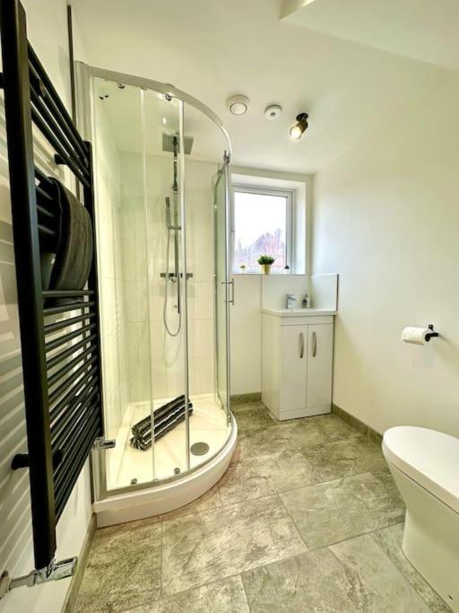 Massive New 8 Bedroom House Sleeps Up To 21 - Accepts Groups - Great Location - Free Parking - Fast Wifi - Smart Tvs - Sleeps Up To 21 People - Close To Bournemouth & Poole Town Centre & Sandbanks Buitenkant foto