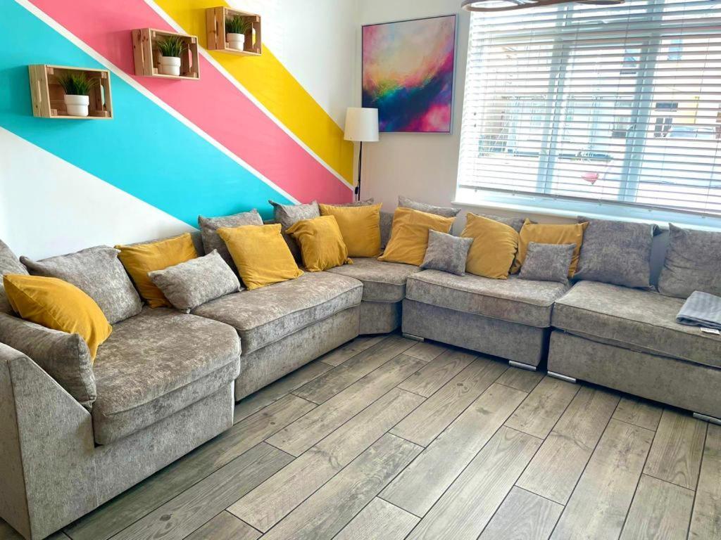 Massive New 8 Bedroom House Sleeps Up To 21 - Accepts Groups - Great Location - Free Parking - Fast Wifi - Smart Tvs - Sleeps Up To 21 People - Close To Bournemouth & Poole Town Centre & Sandbanks Buitenkant foto